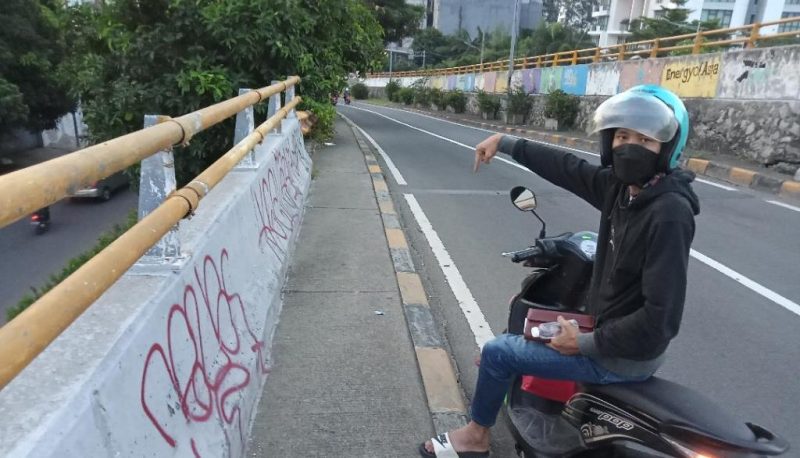 Foto - Ilham Samhudi menunjukkan TKP aksi begal di Fly Over Pesanggrahan Kembangan. /Ist