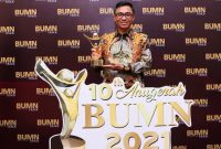  Direktur Utama PT Pos Indonesia, Faizal Rochmad Djoemadi meraih Penghargaan CEO Terbaik Driving Transformation 2021 dalam ajang Anugerah BUMN 2021 / Net