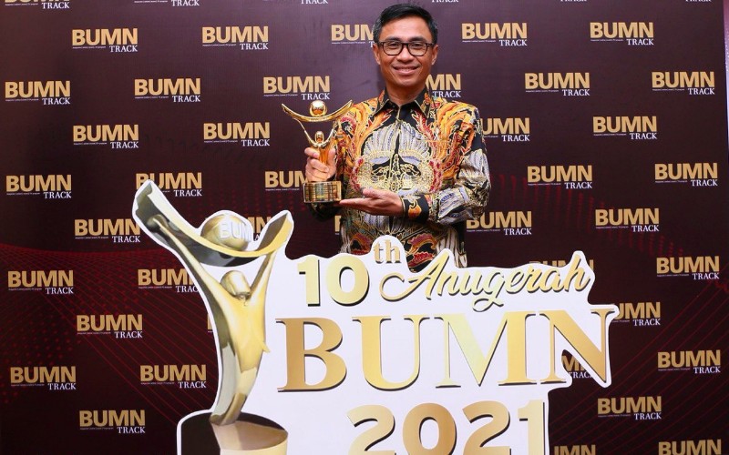  Direktur Utama PT Pos Indonesia, Faizal Rochmad Djoemadi meraih Penghargaan CEO Terbaik Driving Transformation 2021 dalam ajang Anugerah BUMN 2021 / Net