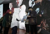 Direktur Human Capital Management Afriwandi (paling kanan) usai menerima apresiasi langsung dari Menteri Ketenagakerjaan Ida Fauziyah untuk langkah Telkom yang tetap bertahan dan mampu melakukan berbagai penyesuaian, tidak melakukan PHK dan Zero Accident selama masa pandemi covid-19 dalam acara khusus untuk memperingati May Day atau Hari Buruh Internasional yang dilangsungkan di Balai Besar Pengembangan Latihan Kerja (BBPLK) Bekasi, Sabtu (1/5).