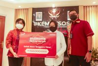 Direktur Consumer Service Telkom Venusiana (kiri) didampingi  Vice President Marketing Management Telkom E. Kurniawan (kanan) secara simbolis menyerahkan donasi dari pelanggan IndiHome untuk NTT kepada Menteri Sosial Republik Indonesia Tri Rismaharini (tengah) di Jakarta, Senin (31/5). / Ist