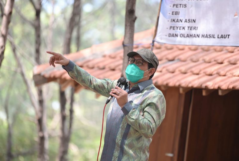 Menteri Desa, Pembangunan Daerah Tertinggal dan Trasmigrasi Abdul Halim Iskandar didampingi Istri Lilik Umi Nasriyah,Ketua DPRD Tuban Miyadi, anggota DPR Ratna Juwita, Anggota DPRD Jawa Timur Fauzan Fuadi mengunjungi BUMDes Jenu Raya di Komplek Kantor Kecamatan Jenu, dan Desa Wisata Pantai Semilir di Desa Socorejo Kecamatan Jenu, Kabupaten Tuban, Jawa Timur Minggu (30/5/2021).