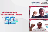 Chief of Technology Officer TelkomGroup Herlan Wijanarko (atas) bersama SGM Telkom CorpU sekaligus Chairman of ITDRI Jemy V. Confido saat membuka secara langsung program 5G On Boarding for Telkom Senior Leaders sebagai bentuk implementasi dari nota kesepahaman (MoU) dengan Huawei ASEAN (Indonesia) dalam komitmen pemberdayaan talenta digital, Kamis (3/6).  