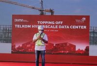 Direktur Utama Telkom Ririek Adriansyah saat memberikan sambutan dalam acara seremoni topping off pembangunan Hyperscale Data Center Telkom di Cikarang, Rabu (9/6)./ foto Telkom