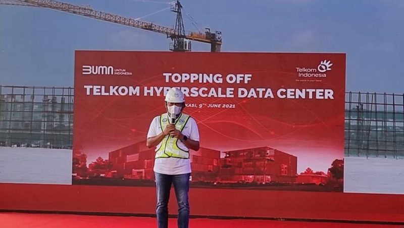 Direktur Utama Telkom Ririek Adriansyah saat memberikan sambutan dalam acara seremoni topping off pembangunan Hyperscale Data Center Telkom di Cikarang, Rabu (9/6)./ foto Telkom