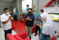 Menteri BUMN Erick Thohir (tengah) didampingi Direktur Utama Telkom Ririek Adriansyah (paling kiri) menyapa siswa siswi saat meninjau Laboratorium Fiber Optic bantuan dari Telkom untuk SMK Terpadu Al-Ikhwan Tasikmalaya, Sabtu (12/6). Bantuan Laboratorium Fiber Optic ini merupakan komitmen Telkom dalam menumbuhsuburkan talenta digital di seluruh Indonesia. / Net