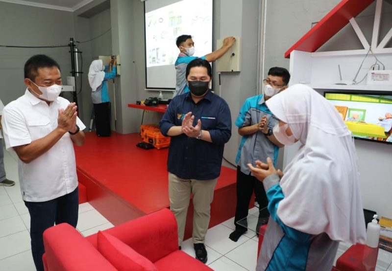 Menteri BUMN Erick Thohir (tengah) didampingi Direktur Utama Telkom Ririek Adriansyah (paling kiri) menyapa siswa siswi saat meninjau Laboratorium Fiber Optic bantuan dari Telkom untuk SMK Terpadu Al-Ikhwan Tasikmalaya, Sabtu (12/6). Bantuan Laboratorium Fiber Optic ini merupakan komitmen Telkom dalam menumbuhsuburkan talenta digital di seluruh Indonesia. / Net