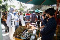 Direktur Utama Pertamina Nicke Widyawati bersama, Staf Khusus Presiden RI Angkie Yudistia serta Vice President CSR & SMEPP Pertamina Arya Dwi Paramita saat mengunjungi booth Rumah Kreatif BUMN saat acara Peningkatan Soft Skill Bagi Sahabat Disabilitas yang diselenggarakan di Patra Bali Resort and Villas, Bali, pada Sabtu (19/06/2021). (Foto: Dok. Pertamina)