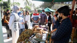 Direktur Utama Pertamina Nicke Widyawati bersama, Staf Khusus Presiden RI Angkie Yudistia serta Vice President CSR & SMEPP Pertamina Arya Dwi Paramita saat mengunjungi booth Rumah Kreatif BUMN saat acara Peningkatan Soft Skill Bagi Sahabat Disabilitas yang diselenggarakan di Patra Bali Resort and Villas, Bali, pada Sabtu (19/06/2021). (Foto: Dok. Pertamina)