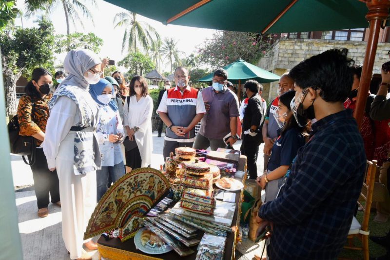 Direktur Utama Pertamina Nicke Widyawati bersama, Staf Khusus Presiden RI Angkie Yudistia serta Vice President CSR & SMEPP Pertamina Arya Dwi Paramita saat mengunjungi booth Rumah Kreatif BUMN saat acara Peningkatan Soft Skill Bagi Sahabat Disabilitas yang diselenggarakan di Patra Bali Resort and Villas, Bali, pada Sabtu (19/06/2021). (Foto: Dok. Pertamina)