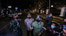 Sumber Foto dok/Humas Pemkot Bogor
Wali Kota Bogor selaku ketua Satgas Penanganan COVID-19 mengawasi pelaksanaan penyekatan total dan pengalihan arus lalu lintas di jalan lingkar Kebun Raya Bogor pada Selasa (29/6/2021) malam./ Ist