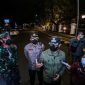 Sumber Foto dok/Humas Pemkot Bogor
Wali Kota Bogor selaku ketua Satgas Penanganan COVID-19 mengawasi pelaksanaan penyekatan total dan pengalihan arus lalu lintas di jalan lingkar Kebun Raya Bogor pada Selasa (29/6/2021) malam./ Ist