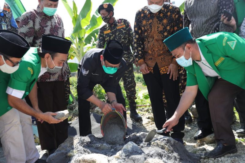 Menteri Desa, Pembangunan Daerah Tertinggal dan Transmigras, Abdul Halim Iskandar melakukan peletakkan batu pertama pembangunan Nahdlatul Ulama Center (NU Center)  Kabupaten Lamongan, Sabtu (5/6/2021)./ daelpos.com