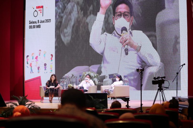  Menteri Desa PDT dan Transmigrasi, Abdul Halim Iskandar didampingi Sekjen Kemendes Taufik Madjid dan UKE 1, menghadiri dan menjadi keynote speaker dalam acara rakor persiapan pelaksaan desa ramah perempuan dan peduli anak, di perpusnas Jakarta.
Selasa (8/6).
Foto : Angga/KemendesPDTT. 