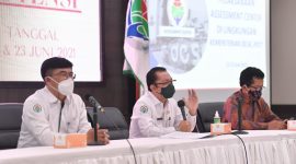 Sekretaris Jenderal Kementerian Desa,Pembangunan Daerah Tertinggal dan Transmigrasi Taufik Madjid didamping Kepala Biro Kepegawaian Fajar Tri Suprapto membuka pelaksanaan Assessment Center dilingkungan Kemendes PDTT dengan menerapkan Protokol Kesehatan Ketat.Jakarta, Selasa (22/6/2020)
