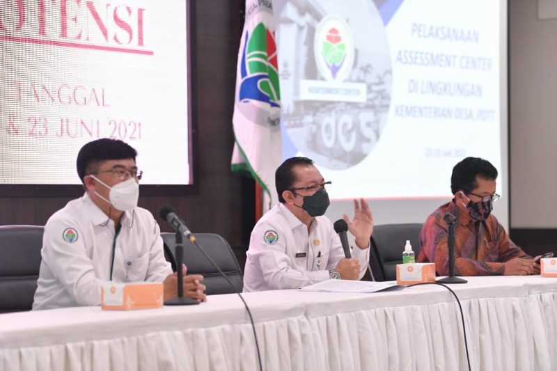 Sekretaris Jenderal Kementerian Desa,Pembangunan Daerah Tertinggal dan Transmigrasi Taufik Madjid didamping Kepala Biro Kepegawaian Fajar Tri Suprapto membuka pelaksanaan Assessment Center dilingkungan Kemendes PDTT dengan menerapkan Protokol Kesehatan Ketat.Jakarta, Selasa (22/6/2020)
