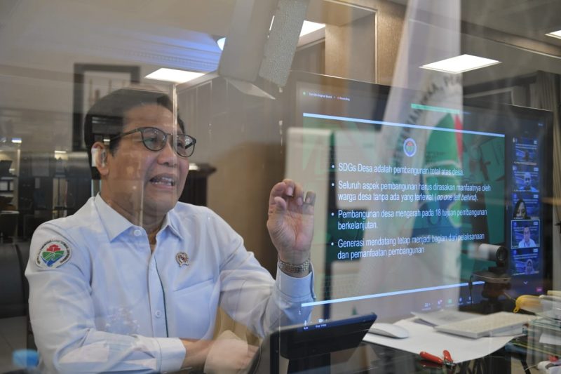 Menteri Desa, PDT, dan Transmigrasi Abdul Halim Iskandar menyampaikan Materi Kebijakan SDGs Desa dalam Mendukung Pencapaian Sasaran Desa Bersih Narkoba pada Webinar Pelatihan Kepemimpinan Nasional Tingkat II, Jakarta, Selasa (22/6/2021). Gus Menteri menegaskan arah kebijakan desa bersih narkoba diwujudkan dengan cara mengaktifkan pos jaga gerbang desa, melaporkan kegiatan mencurigakan berkaitan narkoba kepada Ketua RT, menguatkan Posyandu, jika dibutuhkan melakukan tes narkoba pada golongan rentan terjebak narkoba. / Ist