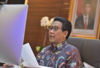 Menteri Desa, PDT, dan Transmigrasi Abdul Halim Iskandar mengikuti Rapat Koordinasi Tindak Lanjut Program Indonesia Spice Up The World yang dipimpin Menko Marves Luhut Binsar Pandjaitan secara virtual, Jakarta, Rabu (30/6/2021). Gus Menteri memaparkan potensi Industri gastronomi, seperti pala, cengkeh, kunyit, kencur, sereh wangi yang telah dikembangkan oleh BUMDes, untuk mendukung Program Indonesia Spice Up The World. 
Foto: Wening/Kemendes PDTT