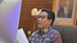 Menteri Desa, PDT, dan Transmigrasi Abdul Halim Iskandar mengikuti Rapat Koordinasi Tindak Lanjut Program Indonesia Spice Up The World yang dipimpin Menko Marves Luhut Binsar Pandjaitan secara virtual, Jakarta, Rabu (30/6/2021). Gus Menteri memaparkan potensi Industri gastronomi, seperti pala, cengkeh, kunyit, kencur, sereh wangi yang telah dikembangkan oleh BUMDes, untuk mendukung Program Indonesia Spice Up The World. 
Foto: Wening/Kemendes PDTT