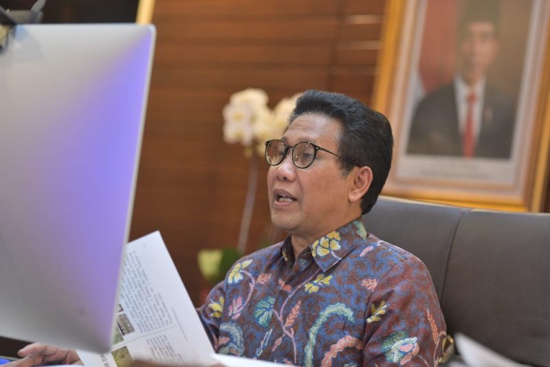 Menteri Desa, PDT, dan Transmigrasi Abdul Halim Iskandar mengikuti Rapat Koordinasi Tindak Lanjut Program Indonesia Spice Up The World yang dipimpin Menko Marves Luhut Binsar Pandjaitan secara virtual, Jakarta, Rabu (30/6/2021). Gus Menteri memaparkan potensi Industri gastronomi, seperti pala, cengkeh, kunyit, kencur, sereh wangi yang telah dikembangkan oleh BUMDes, untuk mendukung Program Indonesia Spice Up The World. 
Foto: Wening/Kemendes PDTT