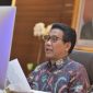 Menteri Desa, PDT, dan Transmigrasi Abdul Halim Iskandar mengikuti Rapat Koordinasi Tindak Lanjut Program Indonesia Spice Up The World yang dipimpin Menko Marves Luhut Binsar Pandjaitan secara virtual, Jakarta, Rabu (30/6/2021). Gus Menteri memaparkan potensi Industri gastronomi, seperti pala, cengkeh, kunyit, kencur, sereh wangi yang telah dikembangkan oleh BUMDes, untuk mendukung Program Indonesia Spice Up The World. 
Foto: Wening/Kemendes PDTT