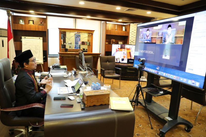 Menteri Desa, PDT dan Transmigrasi Abdul Halim Iskandar melalui Video conference melakukan wawancara dengan CNBC TV untuk menjadi narasumber Economy Summit, Uji Efektivitas Dana Desa Kala Pandemi, Jum'at (16/07).