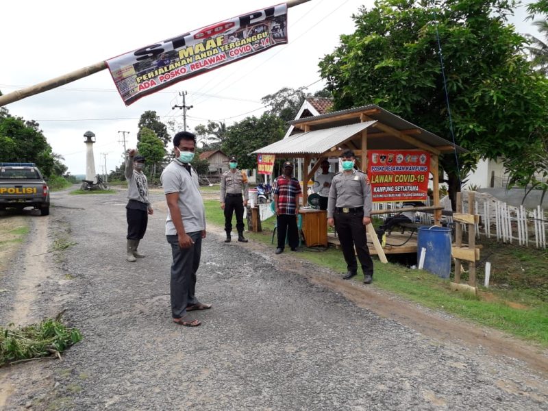 Pos jaga Relawan Desa Lawan Covid-19 Desa Setiatama, Tulangbawang, Lampung. Foto: Kemendes PDTT / Ist