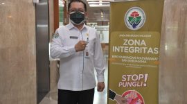 Sekretaris Jenderal Kemendes PDTT Taufik Madjid menghadiri Pencanangan Zona Integritas Biro Humas Kemendes PDTT, dilanjutkan Penandatanganan Kimotmen Bersama Pembangunan Zona Integritas menuju Wilayah Bebas Korupsi (WBK)/Wilayah Birokrasi Bersih Melayani (WBBM), Jakarta, Rabu (21/7/2021). 
Foto: Wening/Kemendes PDTT / Ist