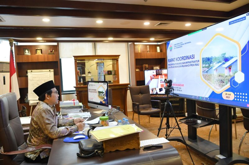 Menteri Desa, Pembangunan Daerah Tertinggal dan Transmigrasi, Abdul Halim Iskandar mengikuti Rapat Koordinasi Percepatan Pembangunan Infrastruktur dan Pengembangan Wilayah di Provinsi Riau yang dipimpin oleh Menteri Koordinator Bidang Kemaritiman dan Investasi, Luhut Binsar Pandjaitan melalui video conference. Rabu (28/07/21)