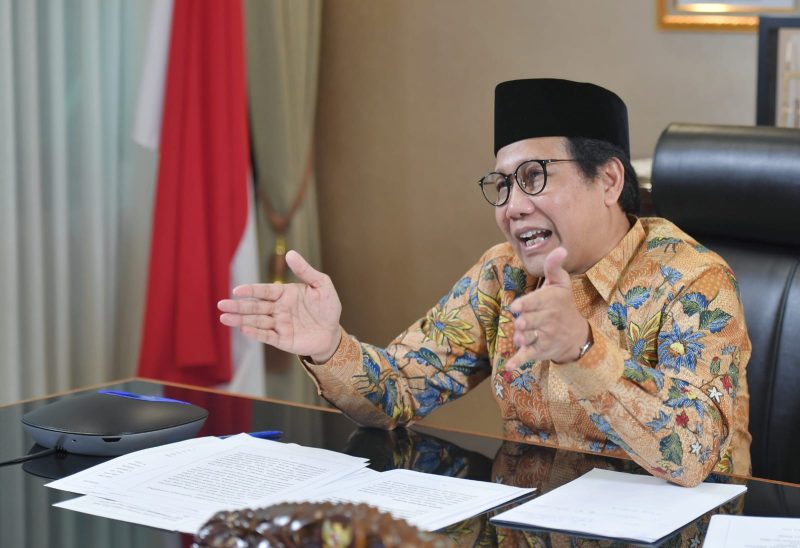 Menteri Desa, Pembangunan Daerah Tertinggal dan Transmigrasi, Abdul Halim Iskandar bersama Istri Umi Lilik Nasriyah mengikuti dan menjadi Keynote speech dalam acara Temu Alumni Prodi PLS FIP UNY dengan tema 