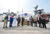 H.E. Mr. Manoj Kumar Bharti Kedutaan Besar India Untuk Indonesia menyerahkan bantuan secara simbolis yaitu 100 MT Liquid Medical Oxygen dan 300 Oxygen Concentrators kepada Perwakilan dari Indonesia Eka Jusup Singka Kepala Pusat Krisis Kesehatan yang nantinya akan didistribusikan oleh Pertamina kebeberapa Rumah Sakit di Pulau Jawa dan Luar Pulau Jawa di Dermaga 203 Tanjung Priok, Sabtu (24/7). (Foto: Istimewa)