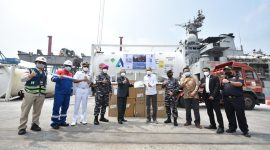 H.E. Mr. Manoj Kumar Bharti Kedutaan Besar India Untuk Indonesia menyerahkan bantuan secara simbolis yaitu 100 MT Liquid Medical Oxygen dan 300 Oxygen Concentrators kepada Perwakilan dari Indonesia Eka Jusup Singka Kepala Pusat Krisis Kesehatan yang nantinya akan didistribusikan oleh Pertamina kebeberapa Rumah Sakit di Pulau Jawa dan Luar Pulau Jawa di Dermaga 203 Tanjung Priok, Sabtu (24/7). (Foto: Istimewa)