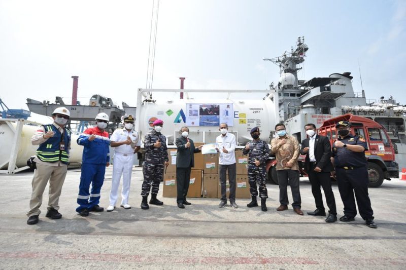 H.E. Mr. Manoj Kumar Bharti Kedutaan Besar India Untuk Indonesia menyerahkan bantuan secara simbolis yaitu 100 MT Liquid Medical Oxygen dan 300 Oxygen Concentrators kepada Perwakilan dari Indonesia Eka Jusup Singka Kepala Pusat Krisis Kesehatan yang nantinya akan didistribusikan oleh Pertamina kebeberapa Rumah Sakit di Pulau Jawa dan Luar Pulau Jawa di Dermaga 203 Tanjung Priok, Sabtu (24/7). (Foto: Istimewa)