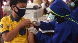 Keterangan Foto: Seorang anak mengikuti kegiatan vaksinasi Covid-19 tahap pertama “Sehat Bersama Pertamina” yang diselenggarakan di Kantor Pusat Pertamina, Jakarta pada Sabtu (24/7/2021)