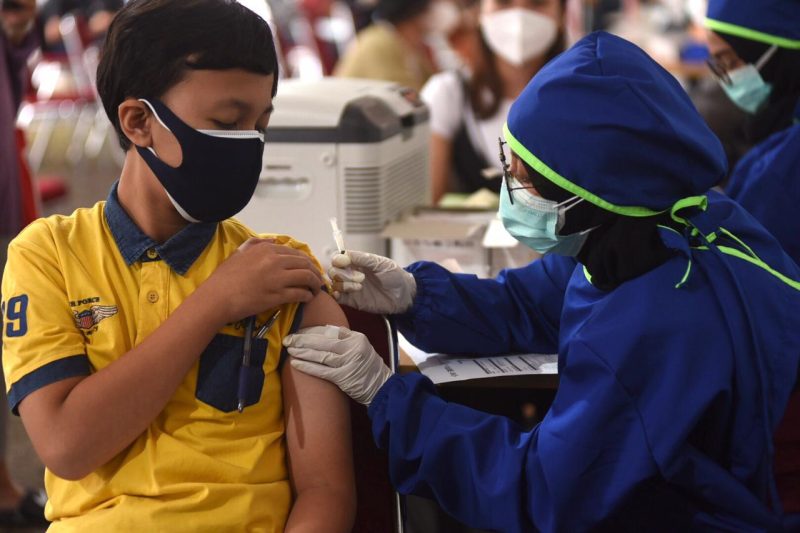Keterangan Foto: Seorang anak mengikuti kegiatan vaksinasi Covid-19 tahap pertama “Sehat Bersama Pertamina” yang diselenggarakan di Kantor Pusat Pertamina, Jakarta pada Sabtu (24/7/2021)
