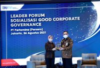 Direktur Utama PT Pertamina (Persero), Nicke Widyawati menyerahkan plakat kepada narasumber Ketua Komisi Pemberantasan Korupsi (KPK), Firli Bahuri dalam Pertamina Leader Forum #7: Sosialisasi Good Corporate Governance di Ballroom Graha Pertamina, Jakarta, Kamis, 26/8/21. (Foto: Dok. Pertamina) 