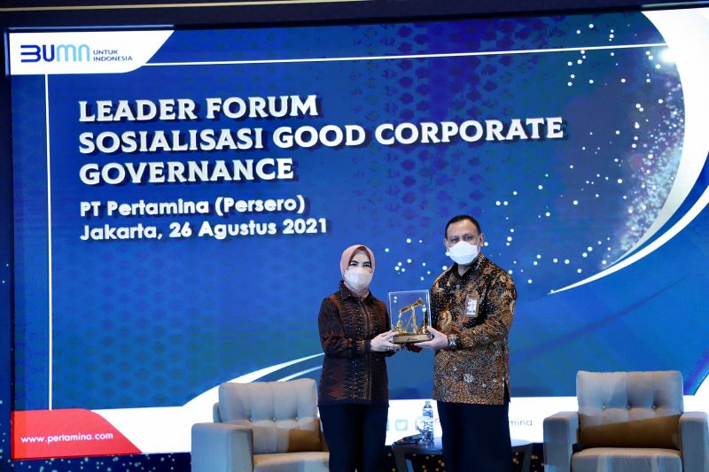 Direktur Utama PT Pertamina (Persero), Nicke Widyawati menyerahkan plakat kepada narasumber Ketua Komisi Pemberantasan Korupsi (KPK), Firli Bahuri dalam Pertamina Leader Forum #7: Sosialisasi Good Corporate Governance di Ballroom Graha Pertamina, Jakarta, Kamis, 26/8/21. (Foto: Dok. Pertamina) 