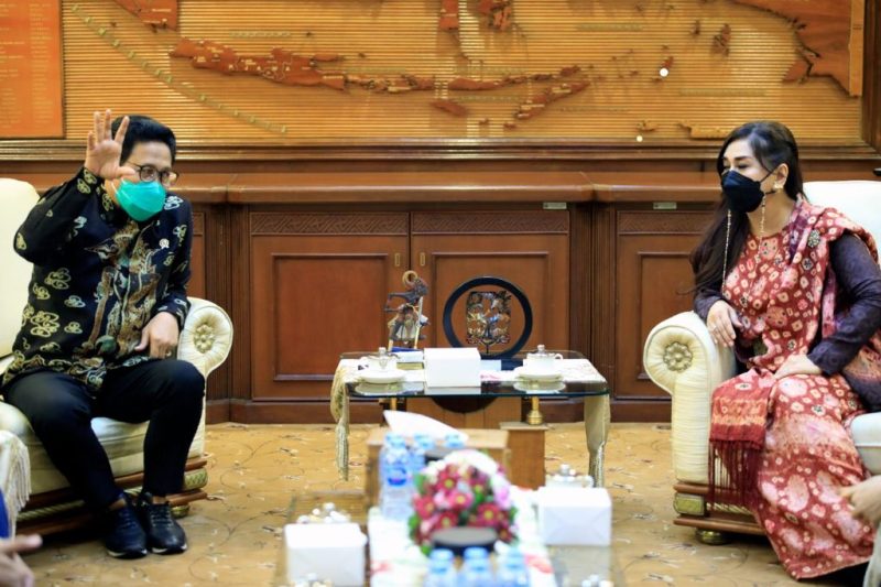 Menteri Desa, Pembangunan Daerah Tertinggal dan Transmigrasi (Mendes PDTT), Abdul Halim Iskandar mendapatkan tawaran untuk main film.
Tawaran tersebut datang dari PT Paramitha Diva Dimensi saat melakukan pertemuan dengan Mendes PDTT di kantor Kalibata pada Selasa (24/8) Foto By : Nugrah S. Humas Kemendesa
 
Paramitha Rusady mengatakan, pihaknya akan menggarap sebuah film pendek yang menceritakan tentang kesadaran masyarakat terhadap Pandemi COVID-19 di desa, lalu kemudian bisa survive di masa Pandemi COVID-19