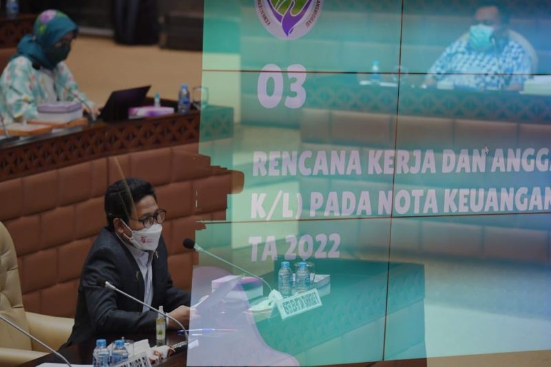 Menteri Desa, PDT dan Transmigrasi, Abdul Halim Iskandar menghadiri undangan Rapat Kerja bersama Komisi V DPR RI, di Jakarta, Kamis (26/8/2021). Rapat Kerja ini membahas laporan Keuangan Pemerintah Pusat APBN TA 2020; Realisasi APBN TA 2021 sampai dengan bulan Agustus 2021; serta membahas RKA K/L TA 2022 dalam Nota Keuangan RAPBN TA 2022.
