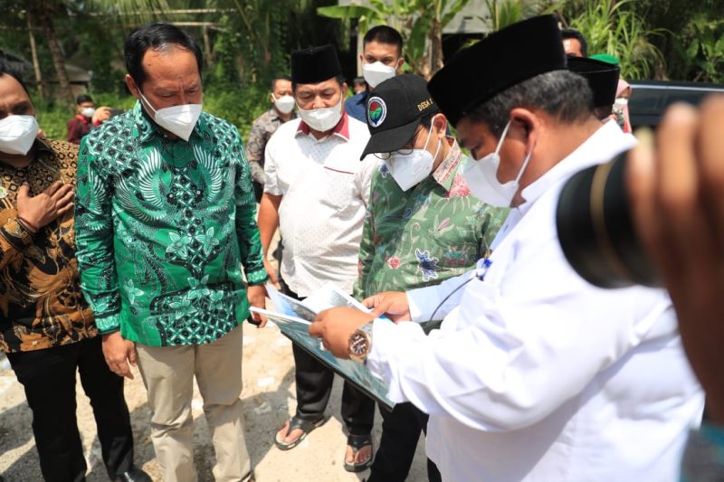 PADANG PARIAMAN – Menteri Desa, Pembangunan Daerah Tertinggal dan Transmigrasi (Mendes PDTT), Abdul Halim Iskandar didampingi istri, Umi Lilik Nasriyah mengunjungi Nagari Toboh Gadang Timur, Kabupaten Padang Pariaman pada Jumat (27/8).
Dalam kunjungannya Gus Menteri juga meninjau Embung Ambio Tarantang Panjan di nagari toboh gadang timur, kecamatan sintuak tobo gadang.
Foto: Angga/KemendesPDTT.