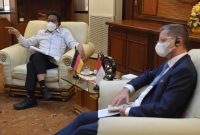 Menteri Desa, PDT, dan Transmigrasi Abdul Halim Islandar menerima Wakil Duta Besar Jerman Thomas Graf dan Direktur Bank Pembangunan Jerman (KfW) di Indonesia Angela Tormin di Kantor Kemendes PDTT, Jakarta, Senin (30/8/2021). Pertemuan ini membicarakan rencana kerja sama pengembangan BUMDes dan SDM di desa-desa sesuai dengan SDGs Desa.
Foto: Wening/Kemendes PDTT