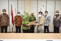Direktur Utama Pertamina PT Pertamina (Persero) Nicke Widyawati dengan CEO SH Commercial & Trading PT Pertamina Patra Niaga Alfian Nasution melakukan Penandatanganan Instrument of Transfer Saham Pertamina International Marketing & Distribution di Taman Patra 6, Rabu (1/9). (Foto: Dok. Pertamina)