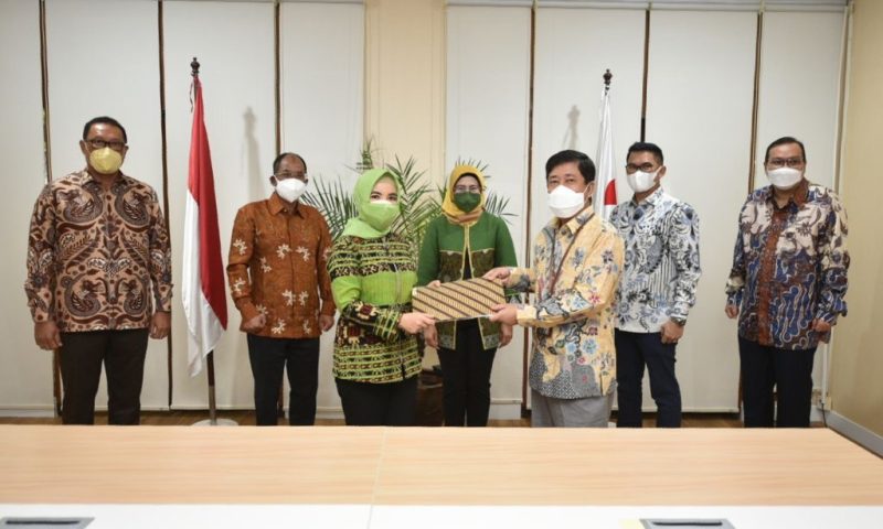 Direktur Utama Pertamina PT Pertamina (Persero) Nicke Widyawati dengan CEO SH Commercial & Trading PT Pertamina Patra Niaga Alfian Nasution melakukan Penandatanganan Instrument of Transfer Saham Pertamina International Marketing & Distribution di Taman Patra 6, Rabu (1/9). (Foto: Dok. Pertamina)