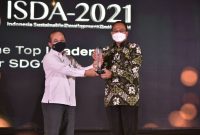 VP CSR dan SMEPP Management Pertamina Arya Dwi Paramita menerima 4 Penghargaan yaitu The Top Leadership on SDGs, The Most Committed Corporate on Social Pilar, The Most Committed Corporate on Economy Pilar dan The Most Committed Corporate on Environment Pilar dalam acara Indonesia Sustainable Development Goals Award (ISDG) 2021, pada Jumat (17/9) di Ballroom Hotel JS Luwansa. (Foto: Dok.Pertamina)