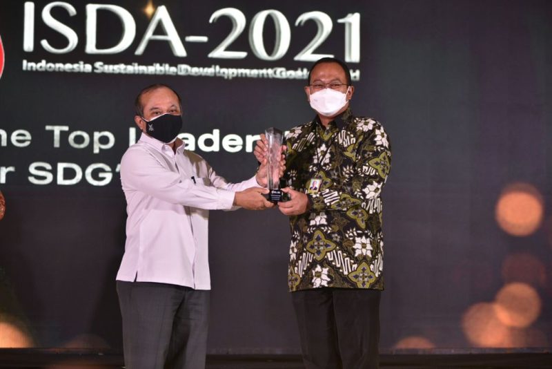 VP CSR dan SMEPP Management Pertamina Arya Dwi Paramita menerima 4 Penghargaan yaitu The Top Leadership on SDGs, The Most Committed Corporate on Social Pilar, The Most Committed Corporate on Economy Pilar dan The Most Committed Corporate on Environment Pilar dalam acara Indonesia Sustainable Development Goals Award (ISDG) 2021, pada Jumat (17/9) di Ballroom Hotel JS Luwansa. (Foto: Dok.Pertamina)