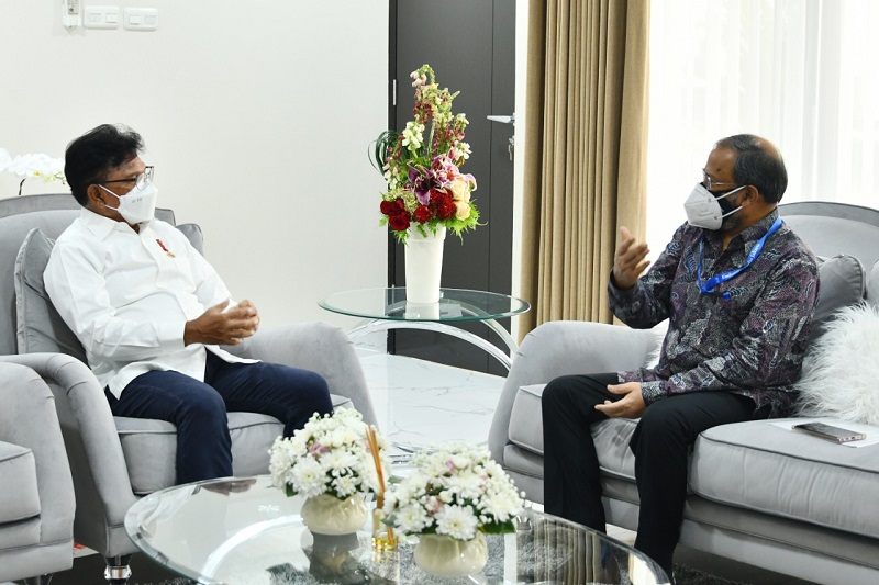 Menteri Komunikasi dan Informatika, Johnny G. Plate (kiri) saat menerima kunjungan Duta Besar India untuk Indonesia, H. E. Sri. Manoj Kumar Bharti (kanan), di Rumah Dinas Menkominfo, Jakarta, Kamis 16/09/2021 / Ist