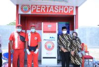 SIDOARJO - Menteri Desa, PDT dan Transmigrasi, Abdul Halim Iskandar di dampingi istri Nyai Lilik Umi Nashriyah Nasriyah beserta Dirjen PEID, Harlina Sulistyorini melakukan kunjungan kerja ke BUMDes Sukses Makmur Desa Jemirahan, Jawa timur pada Jum'at (3/9).
Foto: Angga/KemendesPDTT.