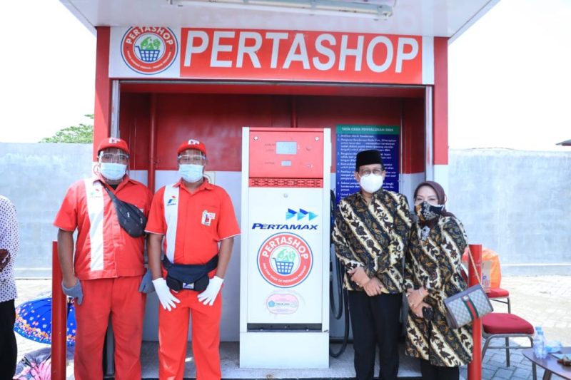 SIDOARJO - Menteri Desa, PDT dan Transmigrasi, Abdul Halim Iskandar di dampingi istri Nyai Lilik Umi Nashriyah Nasriyah beserta Dirjen PEID, Harlina Sulistyorini melakukan kunjungan kerja ke BUMDes Sukses Makmur Desa Jemirahan, Jawa timur pada Jum'at (3/9).
Foto: Angga/KemendesPDTT.