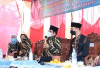 MOJOKERTO - Menteri Desa, Pembangunan Daerah Tertinggal, dan Transmigrasi, Abdul Halim Iskandar didampingi Nyai Lilik Umi Nasriyah melaksanakan kunjungan kerja ke desa Padangasri Kecamatan Jatirejo Kabupaten Mojokerto, Jawa Timur pada Jumat (3/9).
Foto : Angga/KemendesPDTT