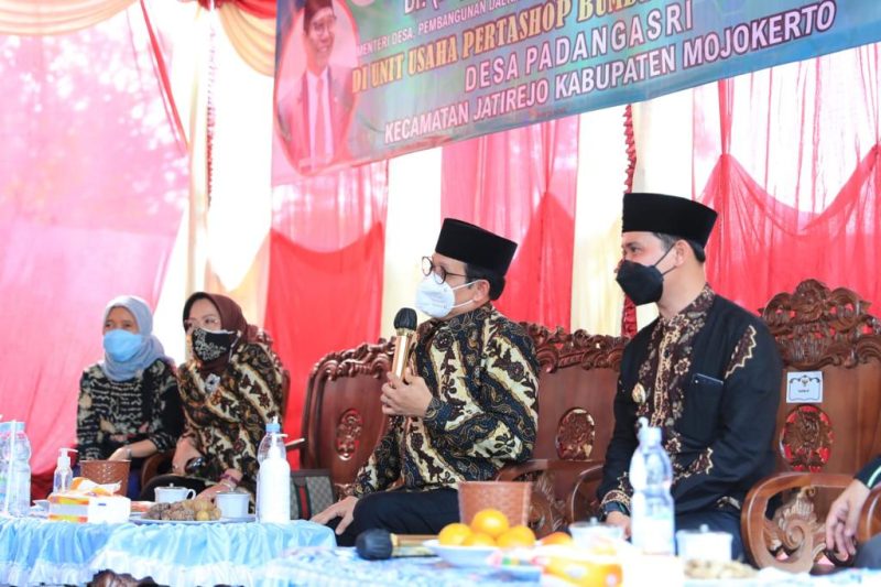 MOJOKERTO - Menteri Desa, Pembangunan Daerah Tertinggal, dan Transmigrasi, Abdul Halim Iskandar didampingi Nyai Lilik Umi Nasriyah melaksanakan kunjungan kerja ke desa Padangasri Kecamatan Jatirejo Kabupaten Mojokerto, Jawa Timur pada Jumat (3/9).
Foto : Angga/KemendesPDTT